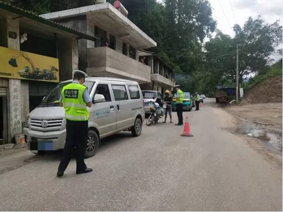 1566806379167741.jpg 夏季降雨”交通安全管理工作.jpg