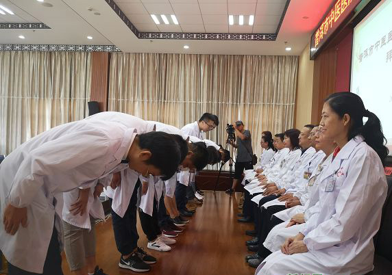 1566954154530645.jpg 傳承有人!普洱市中醫(yī)醫(yī)院第3批“師帶徒”啟動(dòng).jpg